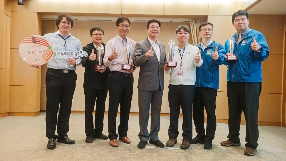 《圖說》學校體育傳炬獎-團體獎項，中為代理市長劉和然、右二教育局長張明文。〈教育局提供〉