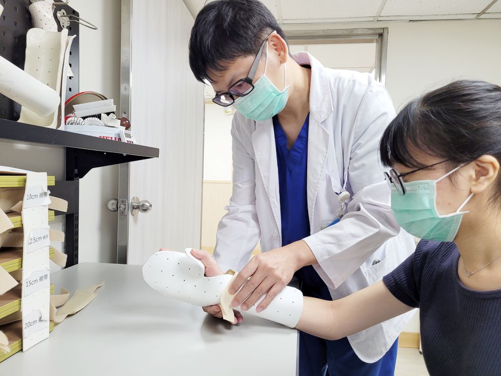 《圖說》褚侯達職能治療師依病人需求量身訂製副木。〈臺北醫院提供〉