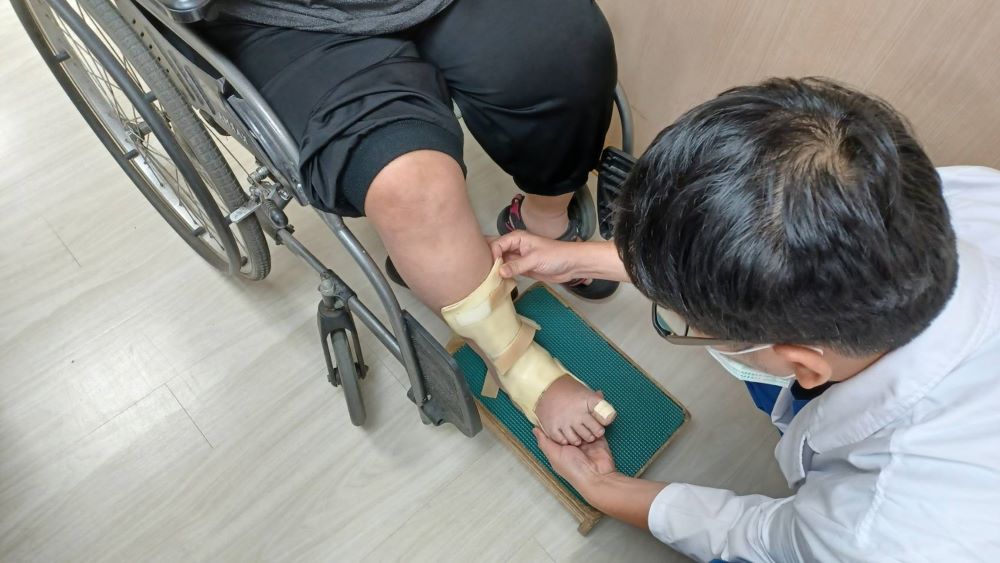 《圖說》病人穿戴副木,可改善關節活動程度、加速移動與降低跌倒機率。〈臺北醫院提供〉