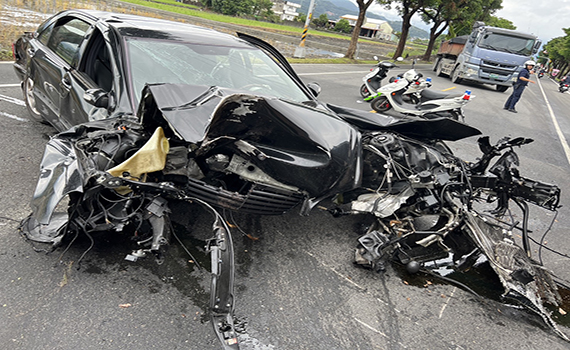 賓士自撞路樹引擎噴飛車成廢鐵 駕駛酒測0.49被依公共危險罪送辦