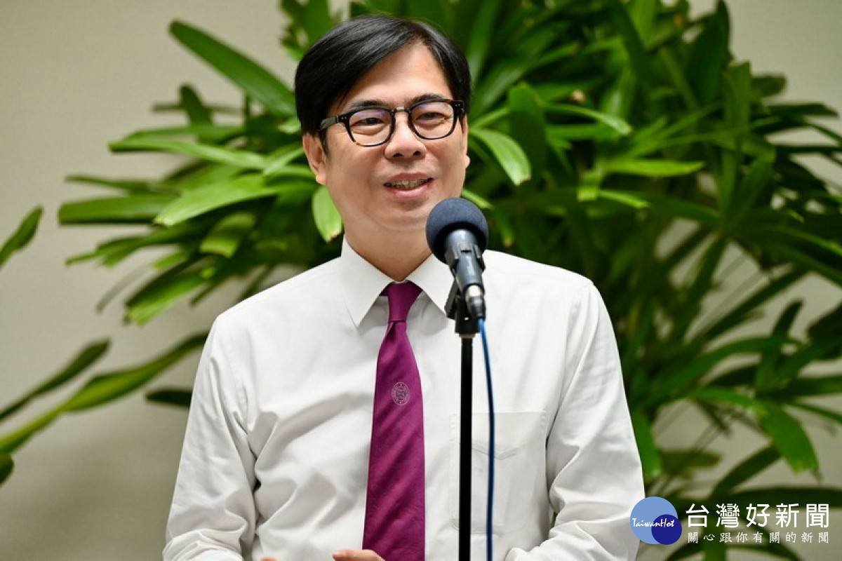 ▲陳其邁頒發毒品防制事務基金會董監事聘書，期勉公私協力強化反毒力量，建構綿密毒防網絡。