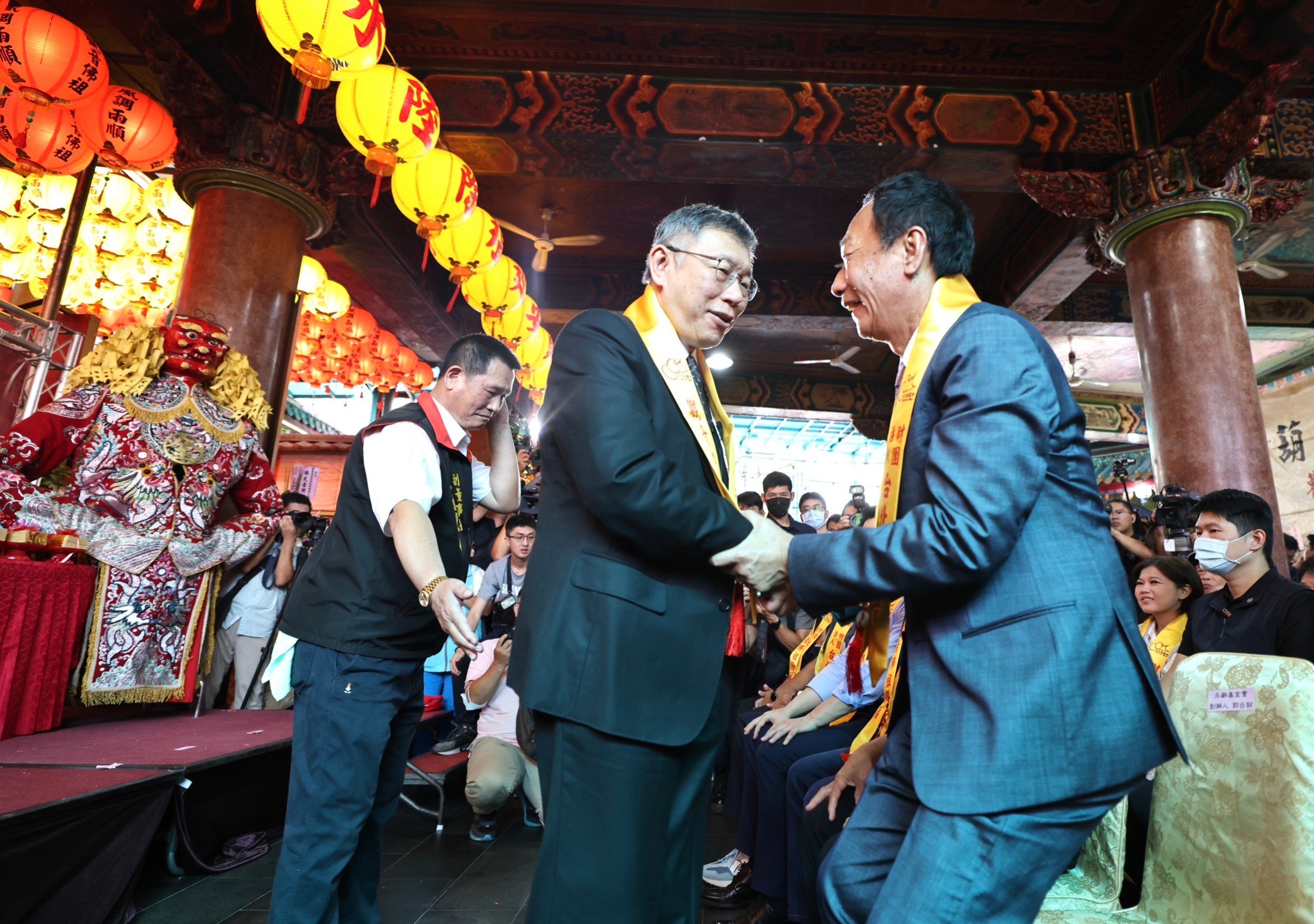 郭台銘、柯文哲出席葫蘆寺起駕大典，雙方互動熱絡。林啟弘攝