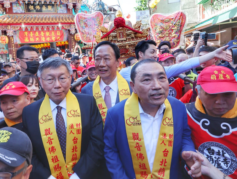 國民黨總統參選人侯友宜(右2)再喊話民眾黨總統參選人柯文哲(左2),認為還有合作可能。圖為侯柯和鴻海集團創辦人郭台銘(中後)等人參與台北葫蘆寺遶境大典。中央社