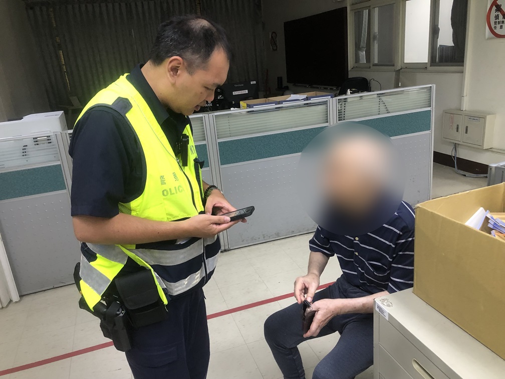 ▲圖說：員警將走失翁帶返所查證，才發現鄰居口中的老翁另有其人                （圖／台中市政府提供）