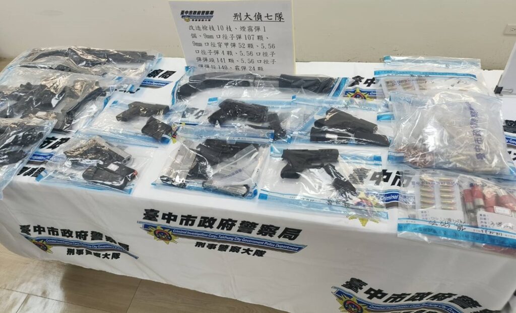 ▲圖說:中市警局執行「全國同步打詐、掃黑、肅槍行動專案」,查扣非制式槍枝13枝 (圖/台中市政府提供)