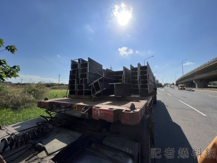 台61線天外飛來「H鋼」!曳引車輾過當場爆胎 元凶被抓到最重可被罰1.8萬 68 695105 | 社會 社會 記者爆料網