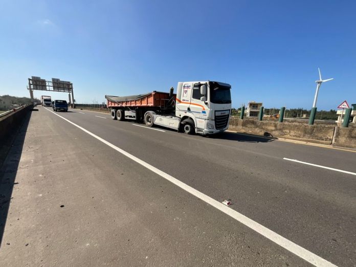台61線天外飛來「H鋼」!曳引車輾過當場爆胎 元凶被抓到最重可被罰1.8萬 66 695103 | 社會 社會 記者爆料網