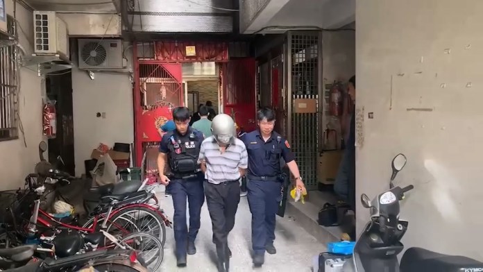 不滿母親質疑「都不工作」 新店男雙刀砍下頭顱遭起訴 65 710149383.011826.mp4 20231102 123804.629 | 社會 社會 記者爆料網