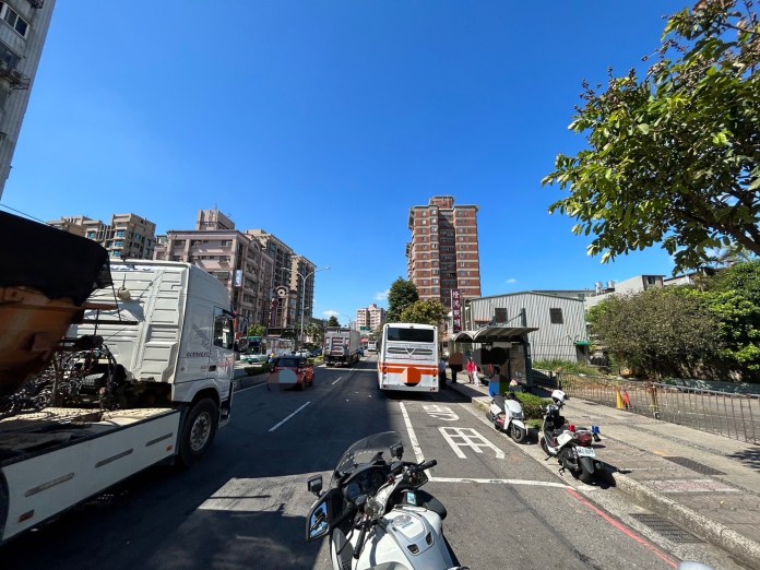 林口騎士疑切換車道不慎擦撞左側貨車 慘摔滑行卡公車車底 64 812 | 社會 社會 記者爆料網