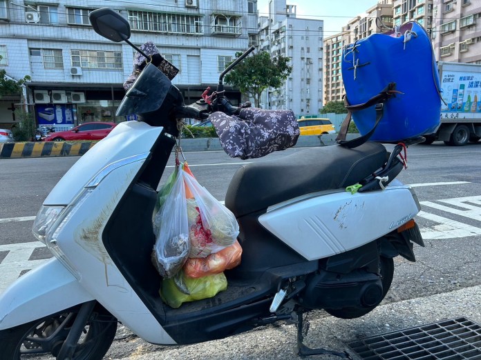 林口騎士疑切換車道不慎擦撞左側貨車 慘摔滑行卡公車車底 65 811 | 社會 社會 記者爆料網