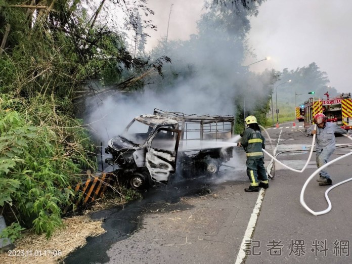 驚! 自小貨車煞車失靈自撞護欄火燒車 駕駛命大輕傷 68 0B302694 9B69 4225 88EF FFA0E12F9C12 | 社會 社會 記者爆料網