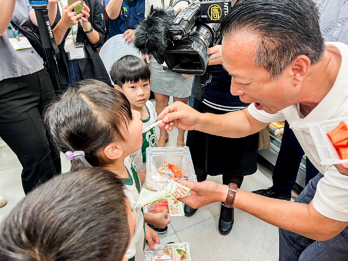 首次將嘉義智慧生產木瓜送進全家便利商店 全台4,200間全家超商開賣