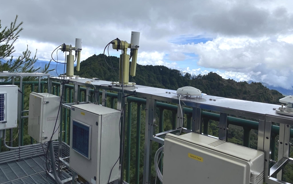 環境部鹿林山背景站AERONET校正平台.jpg（記者黃楸玲／攝影）