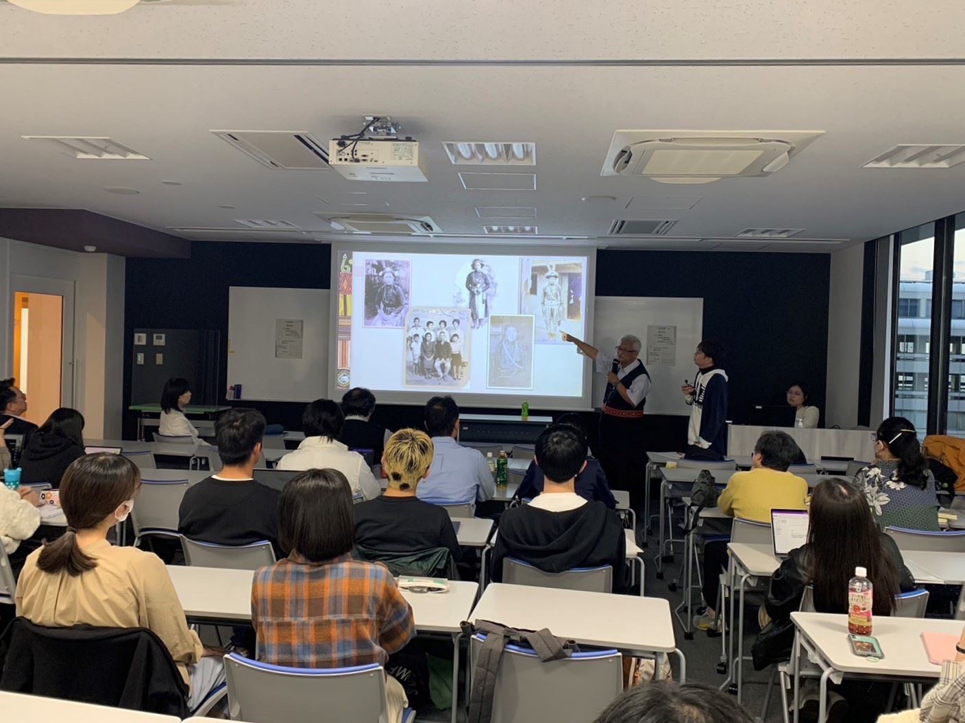 作家孫大川赴大阪大學課堂,分享原住民族由口述走向文字書寫的歷程。