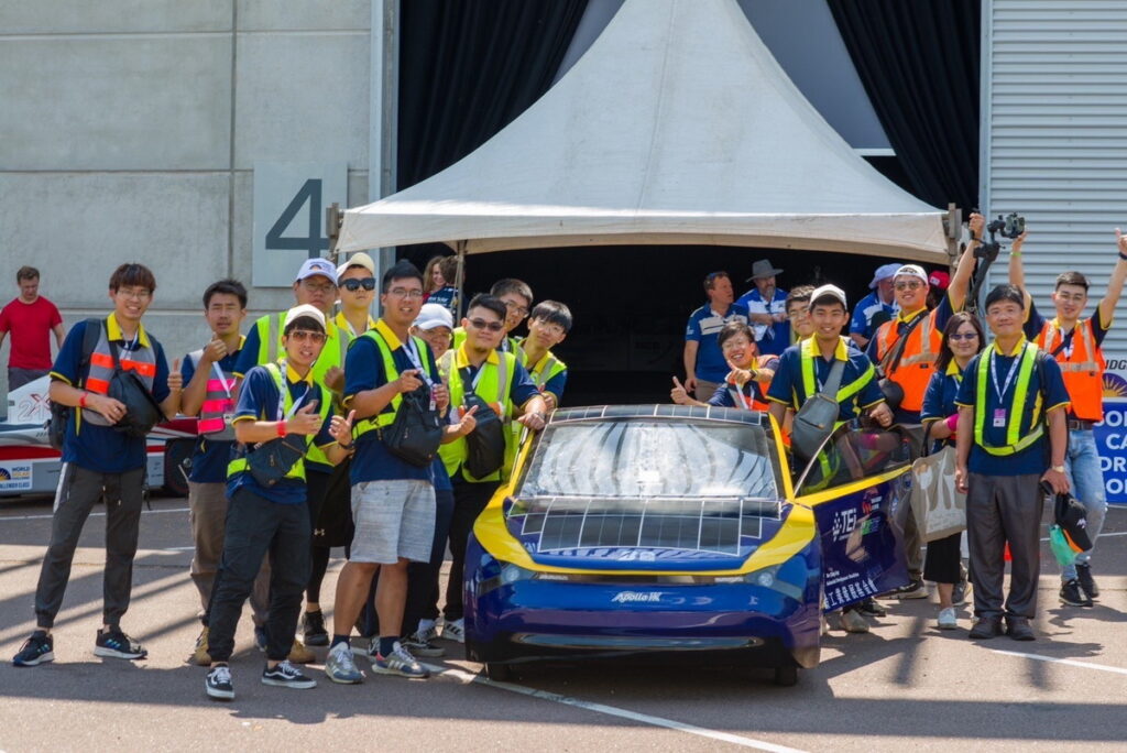 高雄科技大學代表台灣參加世界太陽能車挑戰賽「阿波羅太陽能車隊」,成功斬獲今年世界太陽能車挑戰賽巡洋艦級第四名的佳績_普利司通提供
