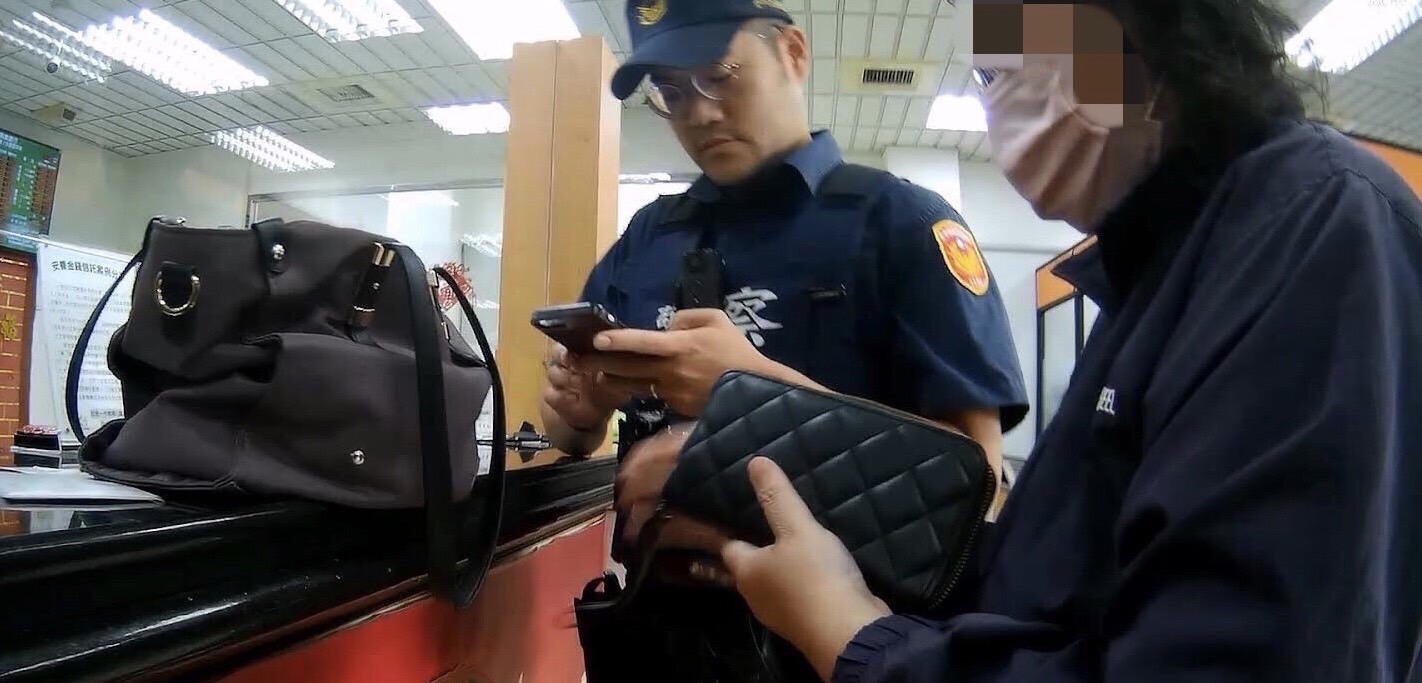 ▲圖說:女子在行員及員警協力勸阻下才恍然大悟,自己可能遇到詐騙 (圖/台中市政府提供)