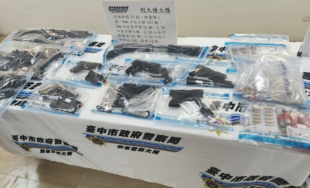 ▲圖說:中市警局執行「全國同步打詐、掃黑、肅槍行動專案」,查扣非制式槍枝13枝 (圖/台中市政府提供)