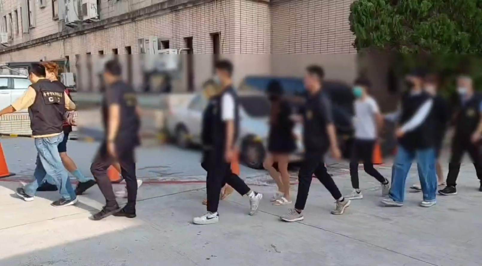 ▲圖說:中市刑大偵四隊查獲以男模會館為掩護之暴力犯罪集團6人 (圖/台中市政府提供)