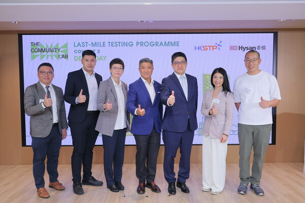 The Community Lab核心項目 -「Last-mile Testing Programme」(LMTP)第二批試點項目的三大初創企業聚首展示圍繞智慧生活及可持續的智慧城市範疇的不同創意方案,分享獨特B2B孵化之旅成果。 (由左起) 易新材料有限公司共同創辦人盧君宇教授、艾柏輪科技有限公司財政總監及聯合創辦人張永康先生、香港科技園公司STP Platform總監霍露明博士、香港科技園公司首席項目總監何國聰先生、希慎興業有限公司執行董事及首席營運總監呂幹威先生、希慎興業有限公司可持續發展部總經理黃若貞小姐及棕纖環保科技有限公司業務發展經理倫學文先生。 The Community Lab核心項目 -「Last-mile Testing Programme」(LMTP)第二批試點項目的三大初創企業聚首展示圍繞智慧生活及可持續的智慧城市範疇的不同創意方案,分享獨特B2B孵化之旅成果。 (由左起) 易新材料有限公司共同創辦人盧君宇教授、艾柏輪科技有限公司財政總監及聯合創辦人張永康先生、香港科技園公司STP Platform總監霍露明博士、香港科技園公司首席項目總監何國聰先生、希慎興業有限公司執行董事及首席營運總監呂幹威先生、希慎興業有限公司可持續發展部總經理黃若貞小姐及棕纖環保科技有限公司業務發展經理倫學文先生。