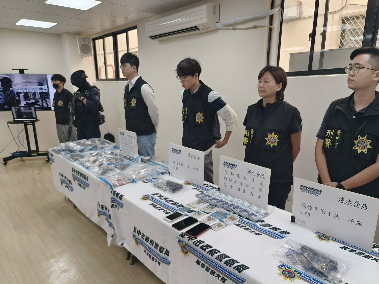 台中市警察局通過強力執法，建立犯罪通報網絡，不斷打擊不法份子，迫使黑道犯罪集團消聲匿跡，清除非法槍械等治安隱憂。（圖/記者江雁武翻攝）
