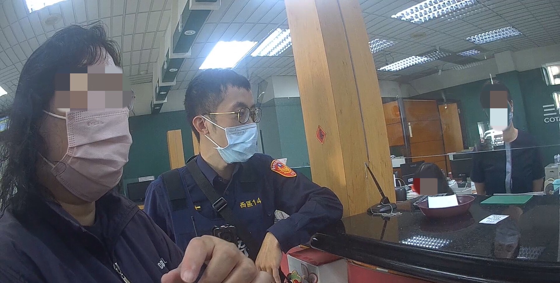 吳員的引導和耐心的詢問下，鄭女終於卸下了心防，娓娓道來她的經歷。（圖/記者江雁武翻攝）
