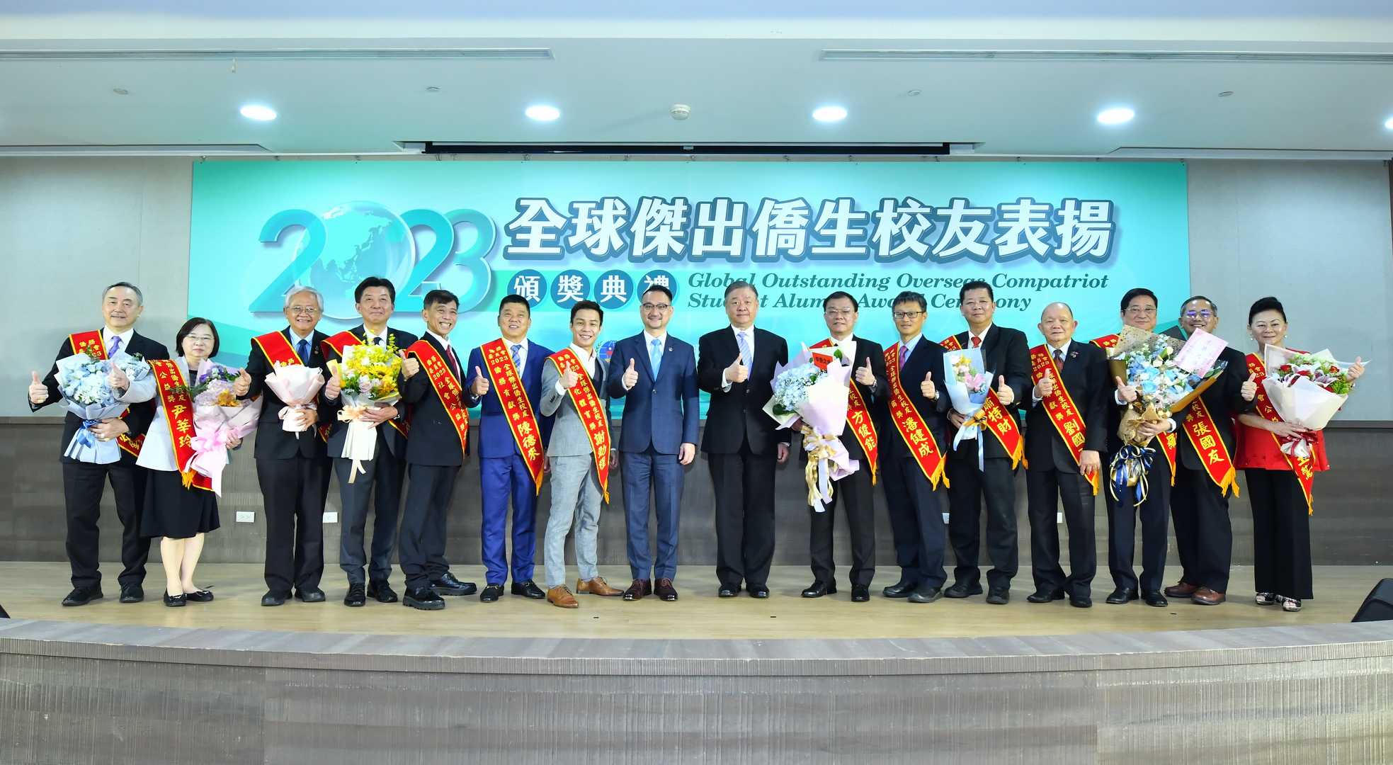 2023全球傑出僑生校友表揚-阮昭雄及呂元榮副委員長與傑出僑生校友及家屬合影。（圖/僑務委員會提供)