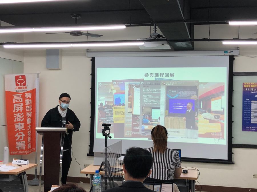 ▲育暄(圖中站立者)於TDC人才中心的人才發展倡議活動分享自我投資歷程(記者王雯玲翻攝)