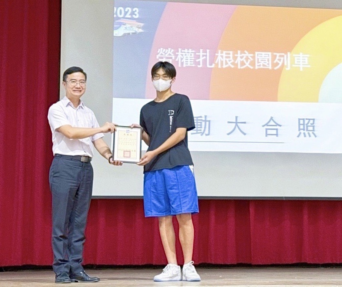 漾新聞|海青工商何翊維同學救助溺水父子 學校頒獎表揚並記大功一次