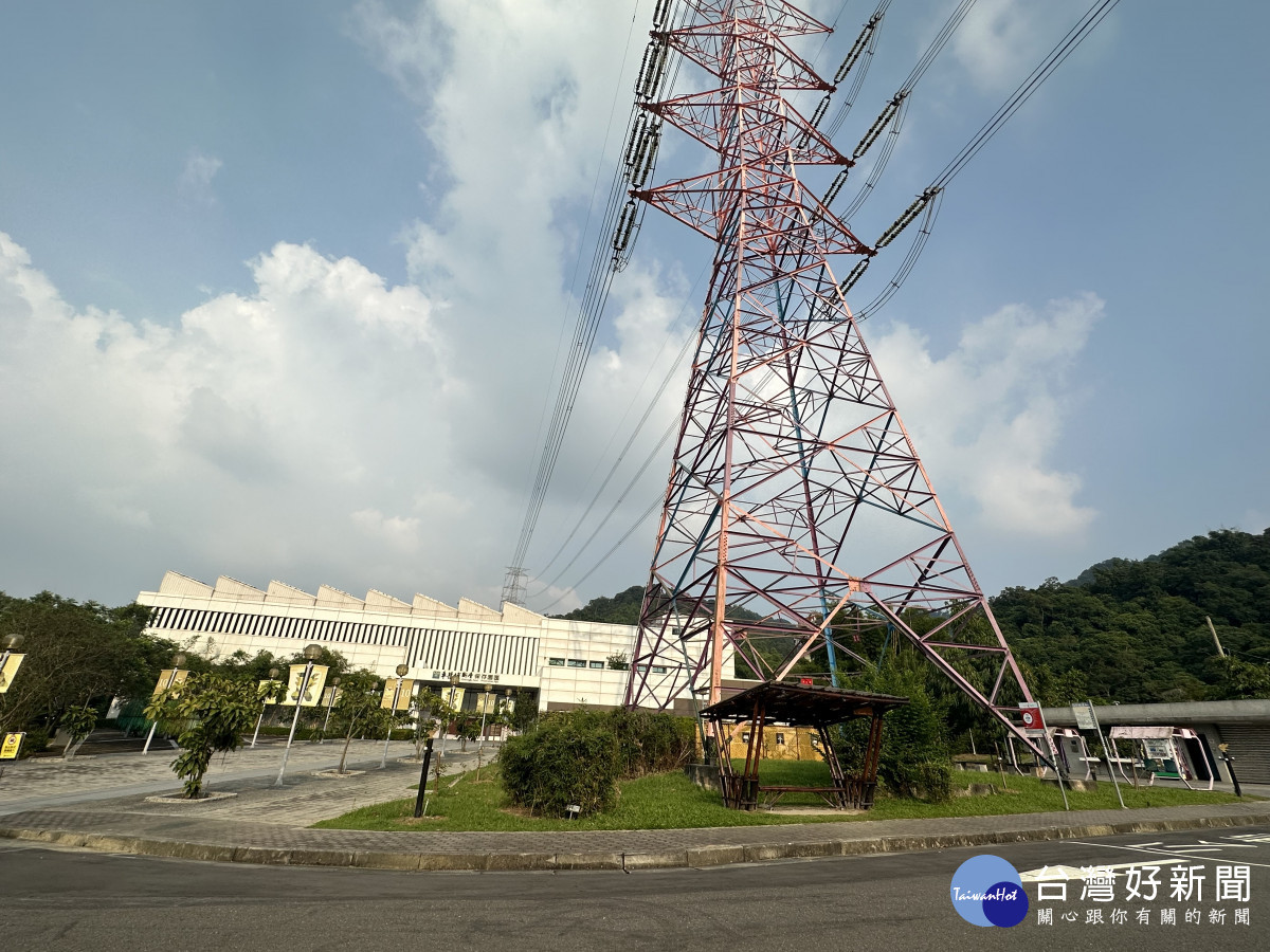 科博館「車籠埔斷層保存園區」設有電磁世界常設展,說明電磁波的影響,也跟台電合作針對園區前的大電塔,在園區內設有85電磁波監控系統。(圖/記者賴淑禎攝)