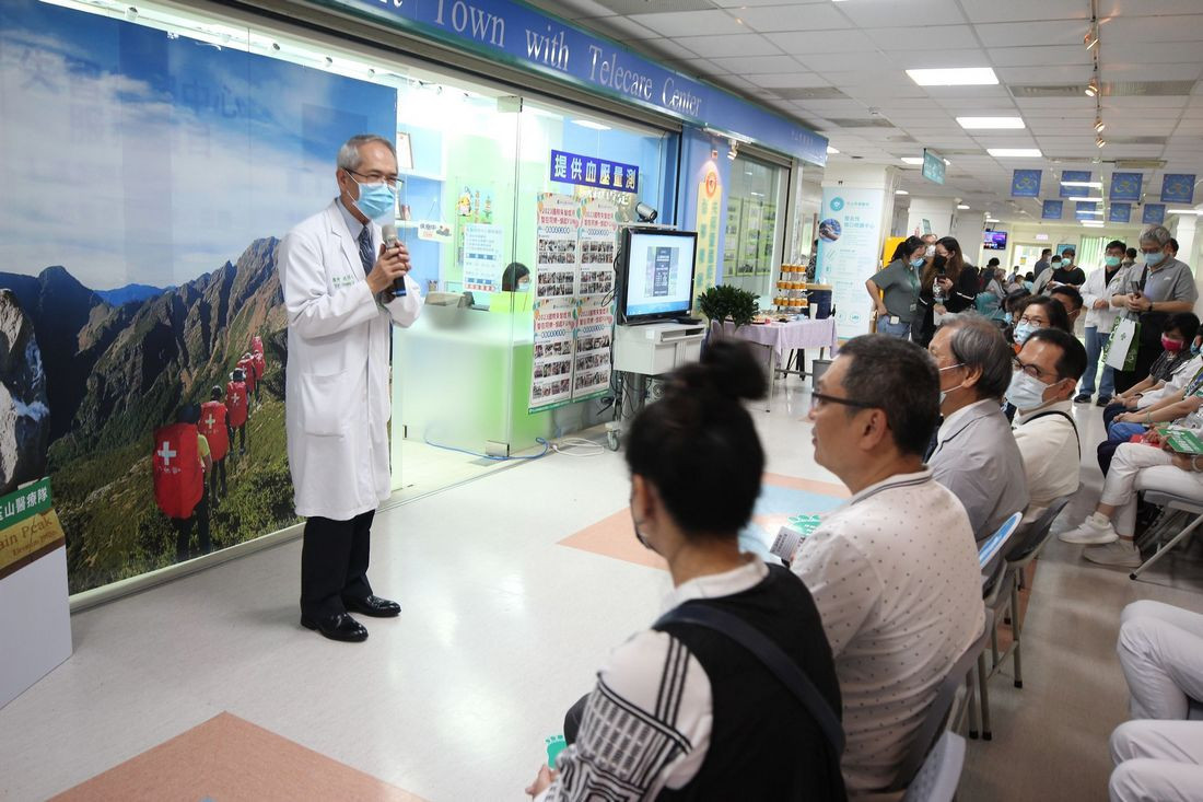 竹山秀傳醫院院長莊碧焜表示,玉山醫療隊的存在,就是希望在最近的距離、最快的時間做出診斷、協助山友緩解症狀,讓登峰之路更安全。<br /><br /> <br /><br />