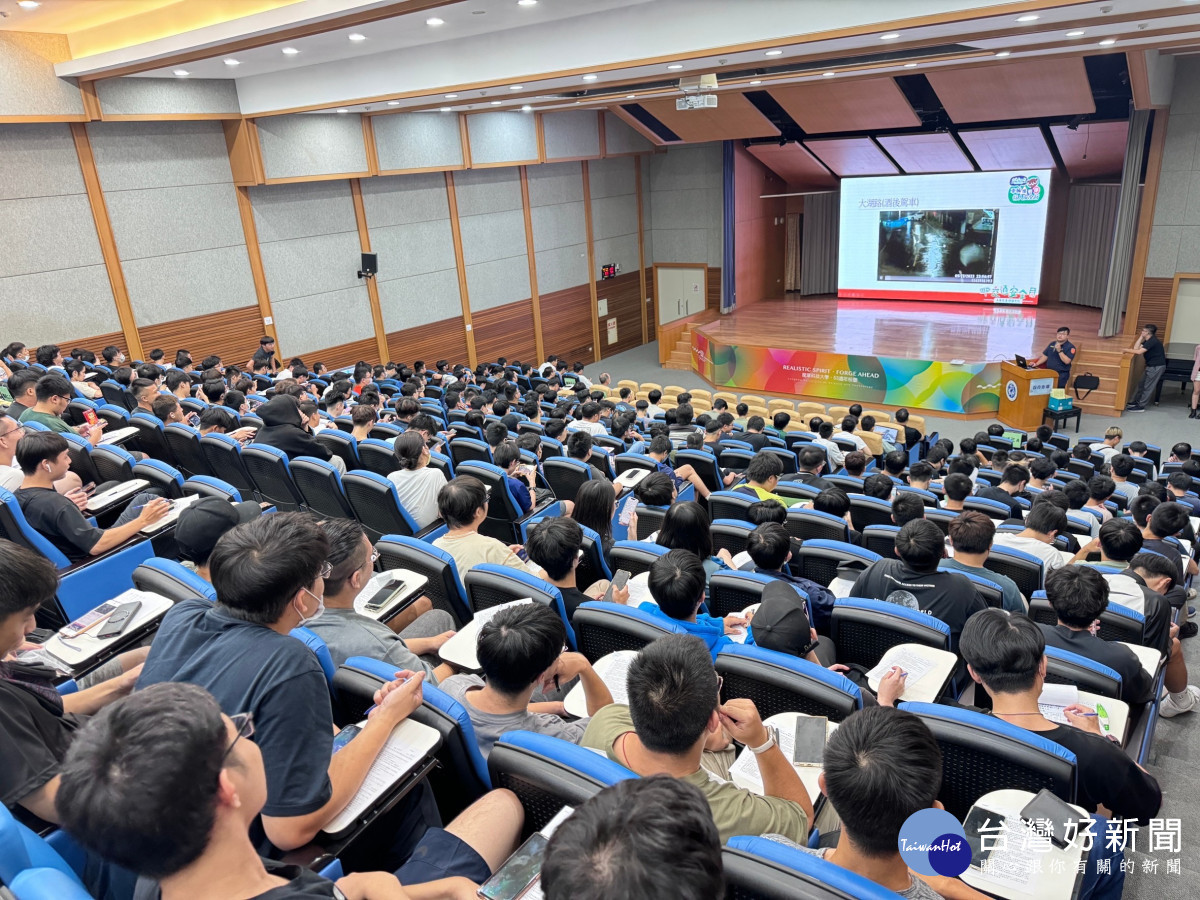 龜山分局深入校園，加強宣導反詐及交通安全觀念。