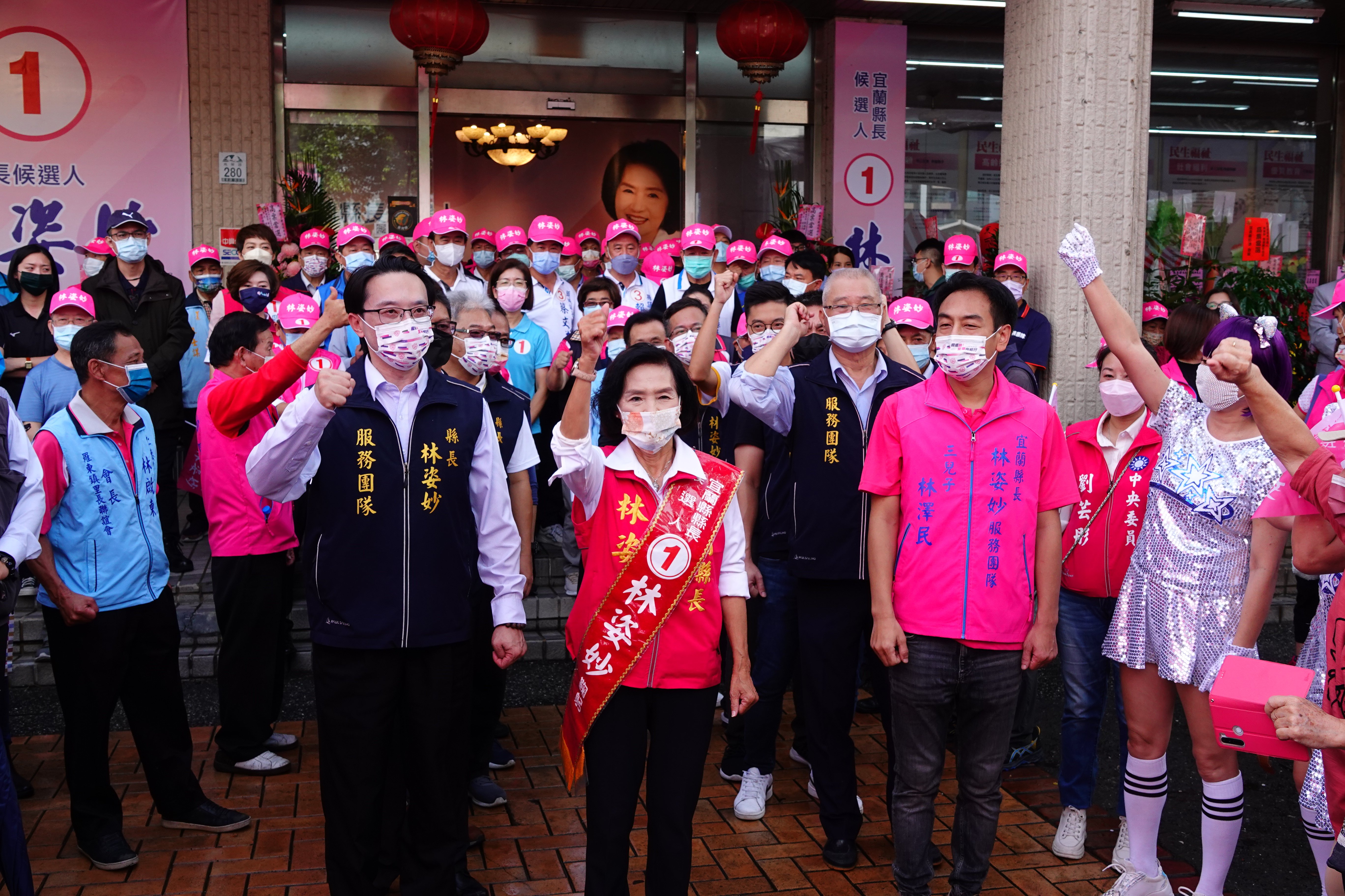 宜蘭縣長林姿妙親信許智信上月才因捲款2億逃亡登上版面,另一名親信白存玉(林姿妙旁白衣男)過去曾涉入的礦場投資詐騙案的過往又遭踢爆。資料照片/林泊志攝