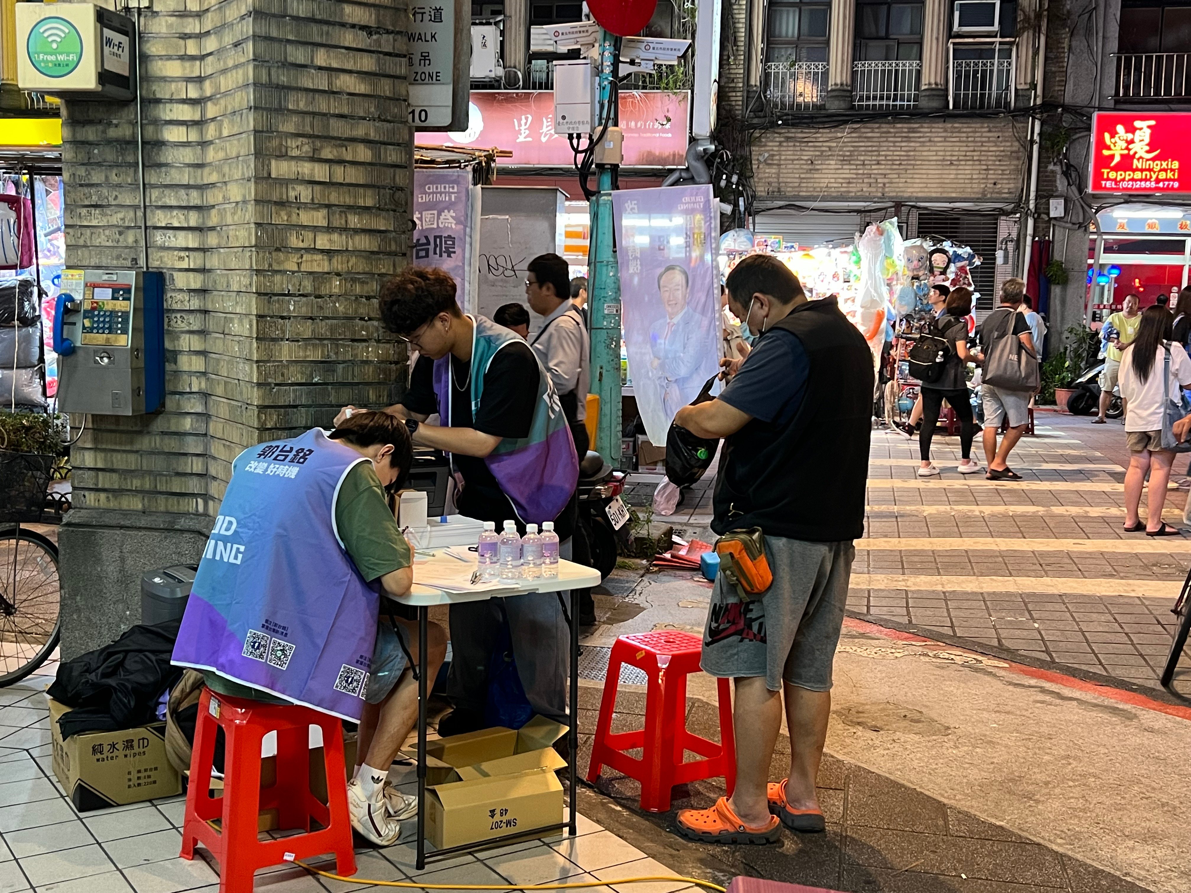 鴻海創辦人郭台銘競選辦公室表示，已剔除超過20萬份不符規定的連署書，圖為郭台銘先前在台北市大同區的連署站點。徐偉真攝