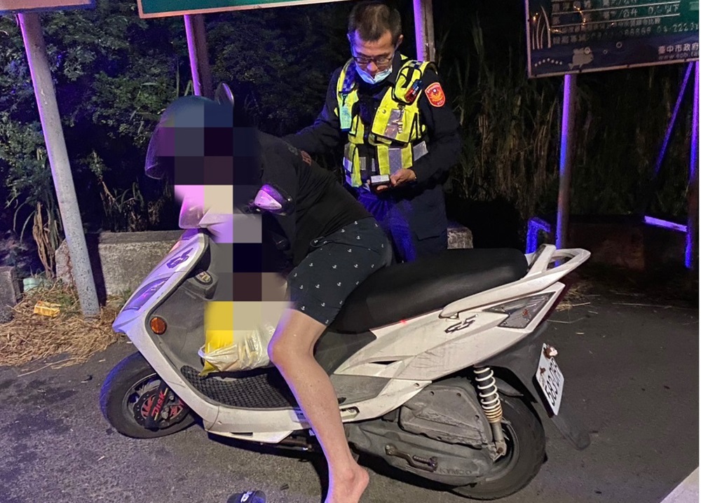 ▲圖說:黃男因身體不適趴坐機車上,員警通報救護人員到場協助 (圖/台中市政府提供)