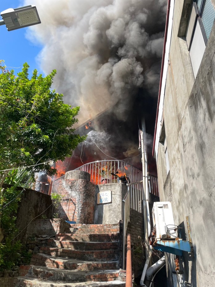 烈焰、濃煙狂竄!北市信安街住宅宮廟起火 釀1死1傷 65 211 2 | 社會 社會 記者爆料網
