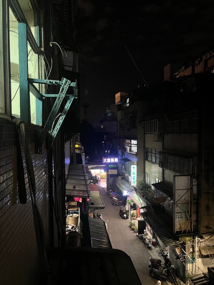 北市萬華巷弄「乒乒乓乓」下磁磚雨 老化鐵窗搖搖欲墜惹的禍 61 312 | 社會 社會 記者爆料網