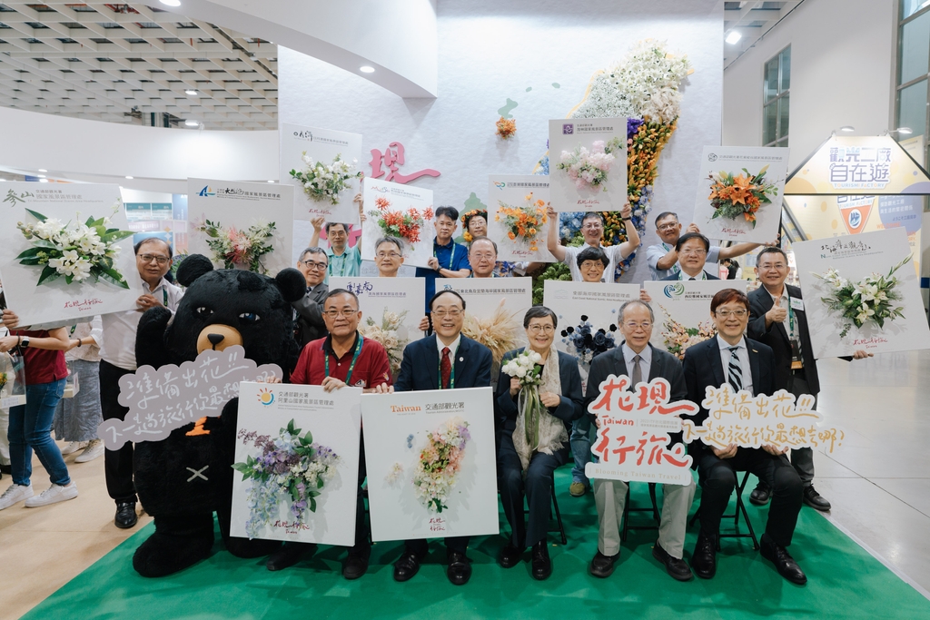 主辦單位台灣觀光協會葉菊蘭會長、行政院張景森政務委員與觀光署周永暉署長及13個風景區（圖：交通部觀光署阿里山管理處）