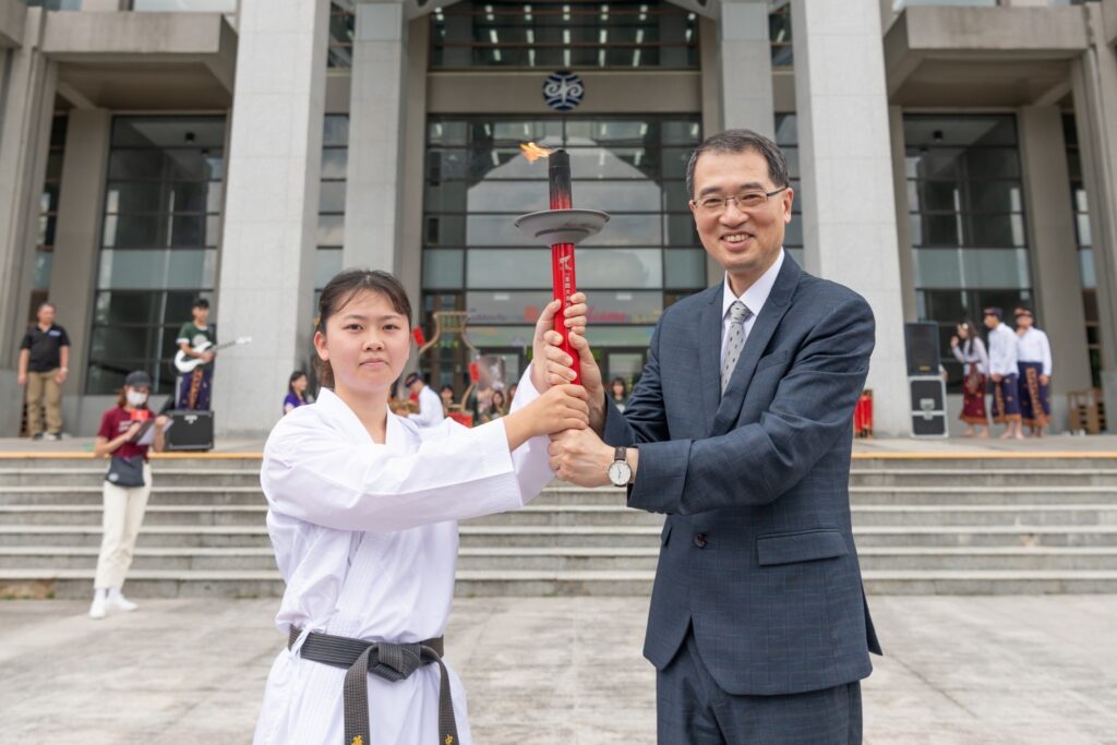 暨大全運會空手道金牌選手蕭霈瑜(左)傳遞全運會聖火給武東星校長(右)象徵薪火相傳,開創新局的暨南大學。