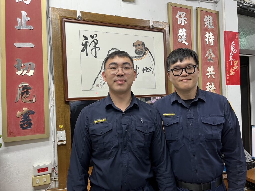 南港分局舊莊派出所暖警游鈞為(左)、蔡昇融(右)。