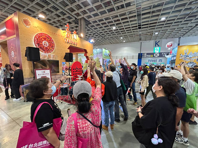 台北國際旅展-臺南館現場人潮滿滿。(圖/臺南市政府提供)