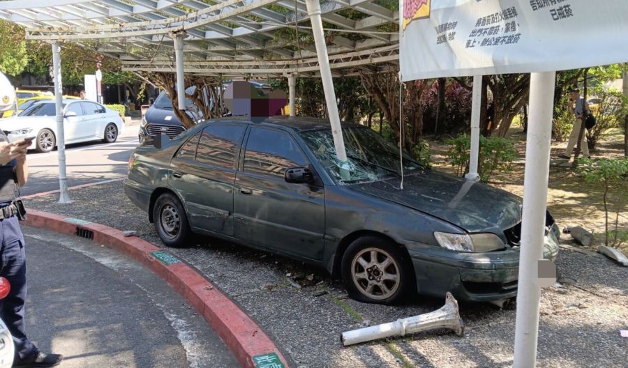 91歲老翁開車撞進台大醫院人行道 波及兩路人送急診!院方說明傷勢 198 91歲老翁開車撞進台大醫院人行道 波及兩路人送急診!院方說明傷勢 197