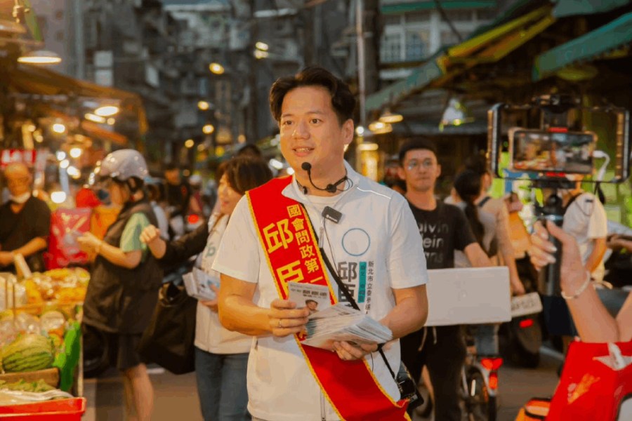 參選駁列不分區名單謠言 邱臣遠拚立院最早登記質詢、晚上掃街拜票 216 照片來源:邱臣遠臉書、民眾黨團