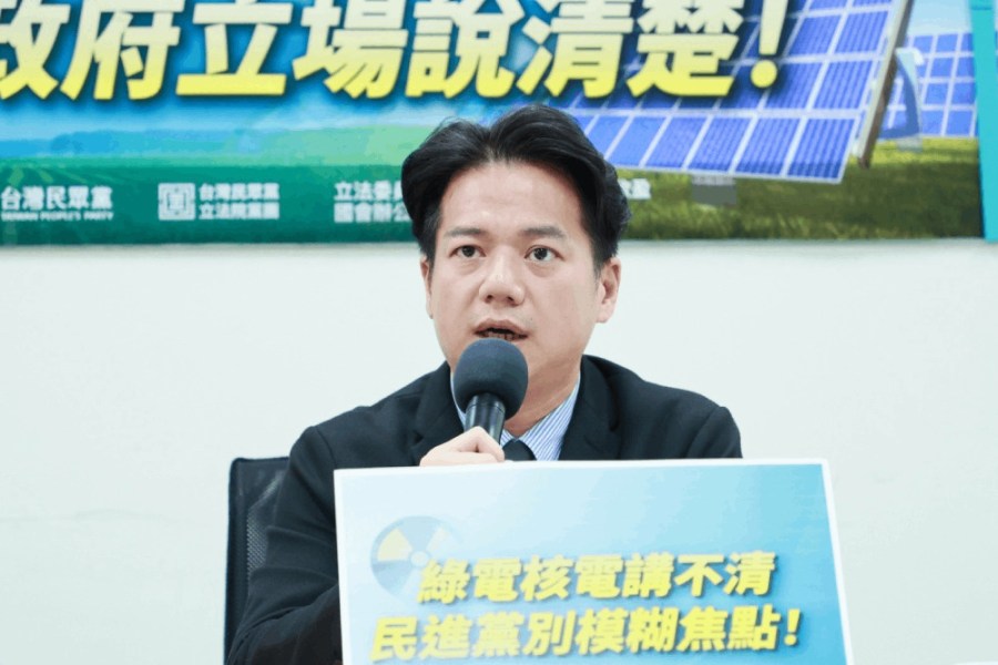 參選駁列不分區名單謠言 邱臣遠拚立院最早登記質詢、晚上掃街拜票 218 照片來源:邱臣遠臉書、民眾黨團