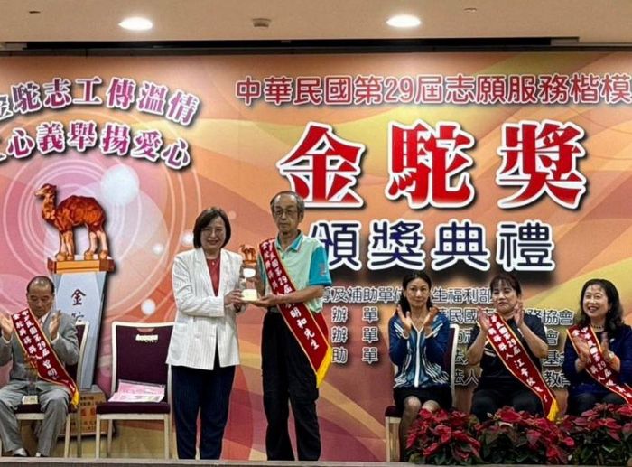 屏基志工劉明和 獲頒志工最高榮譽-「金駝獎」