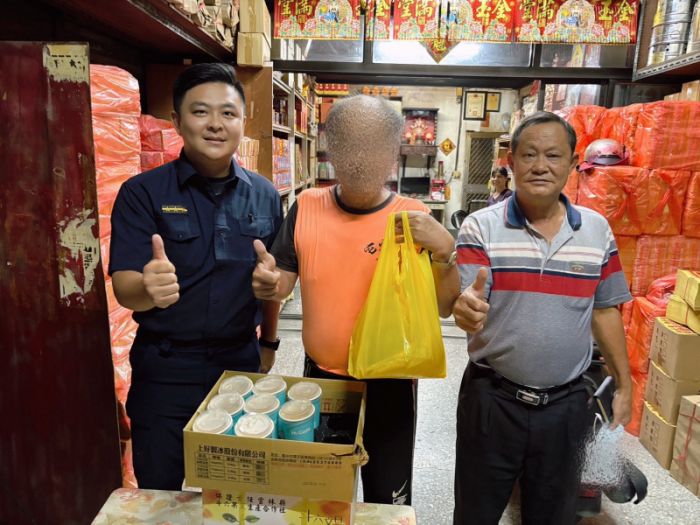 貧乏老翁生活陷困頓 模範警自掏腰包貼心送暖