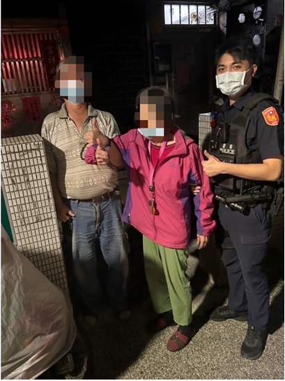 警方主動上前關心失智婦人。(記者宋紹誠翻攝)