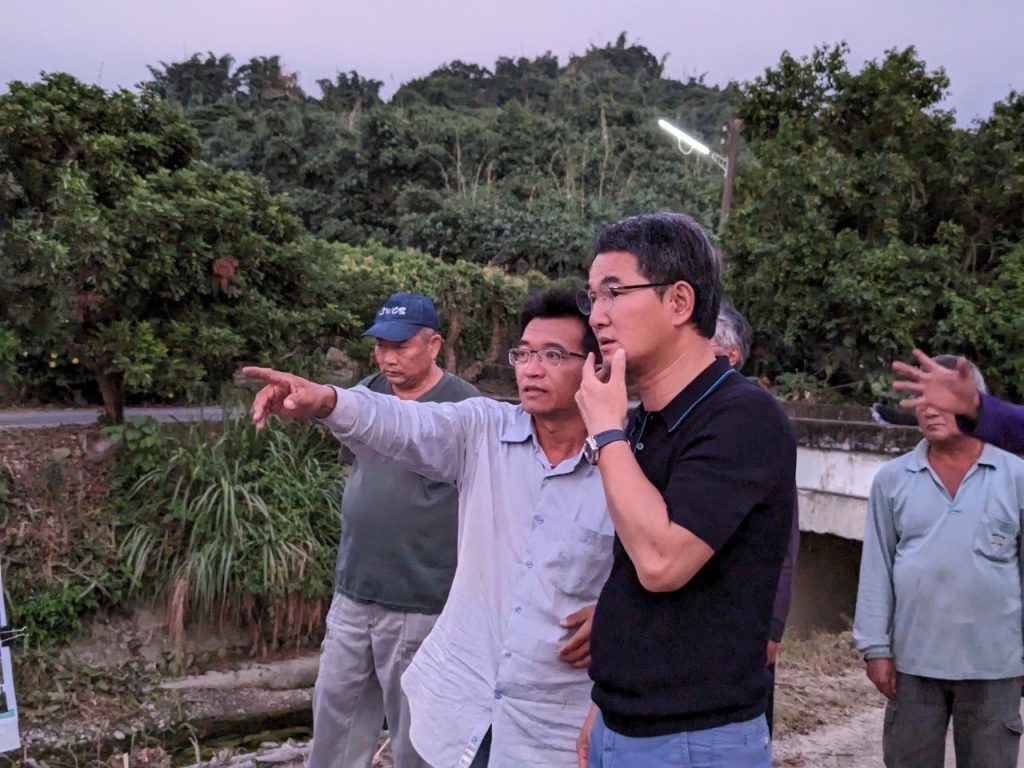 立委劉建國古坑野溪現場會勘。(記者林金聖翻攝)
