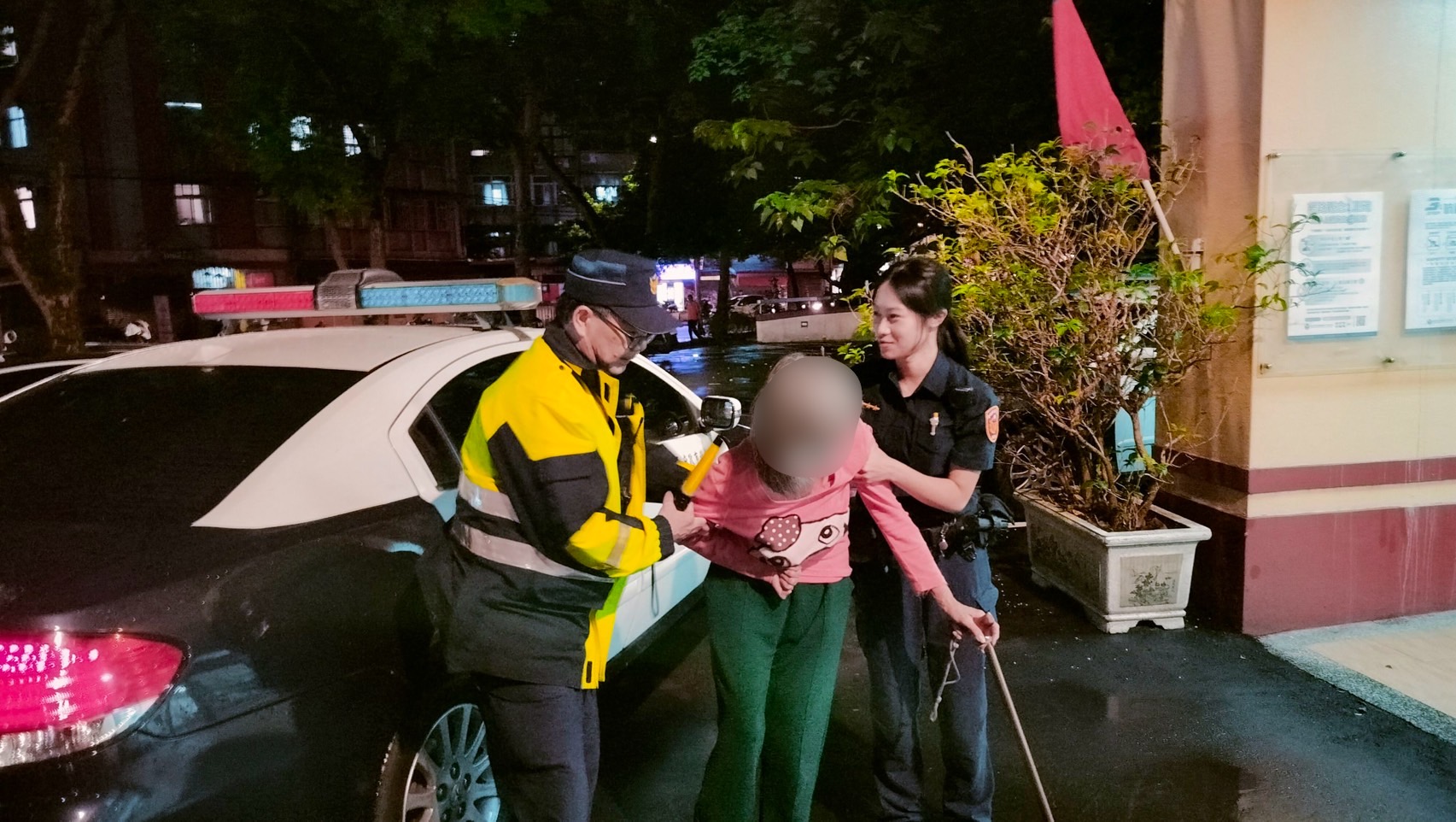 中和警分局巡佐巡佐李彥霆、警員咸培旺與熱心市民聯手,將迷路鄭姓老婦安全護送返家。（記者張艷君翻攝）