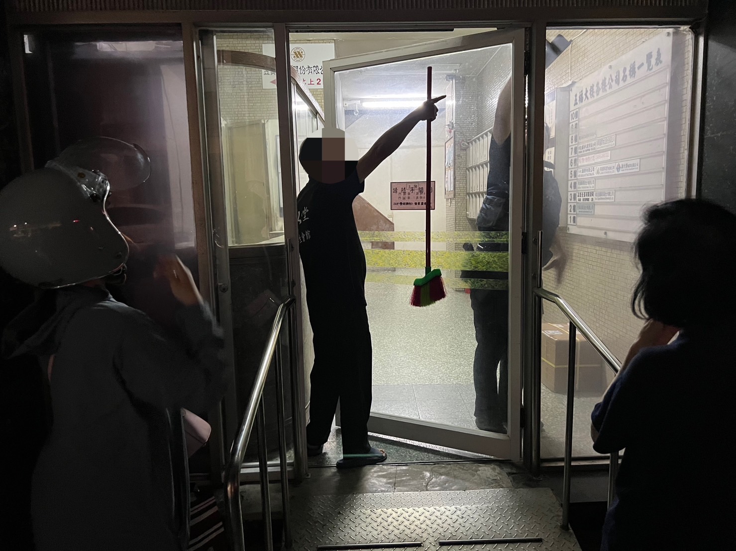 大門弓器故障女子遭困屋外 機智警利用「掃把」排除解圍