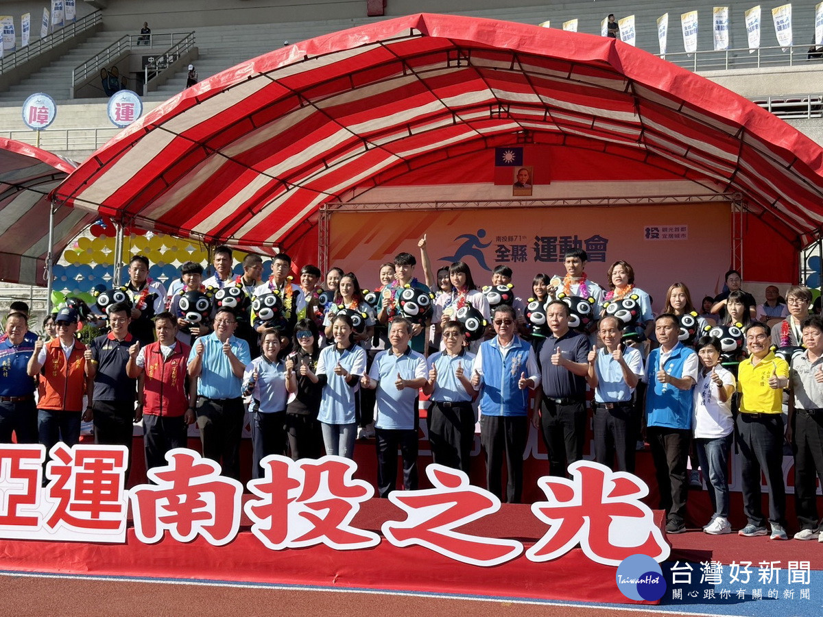 縣府三長與來賓為亞運等績優選手表揚。（記者扶小萍攝）